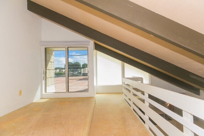 Building Photo - Kealohi Hale 2/loft/1/ 2 parking Townhouse