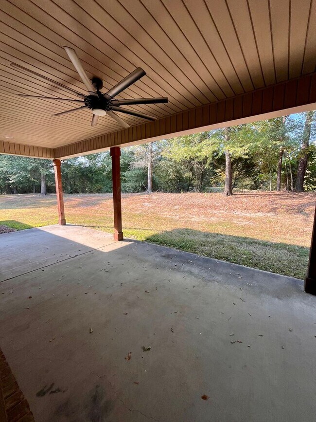 Foto del edificio - Spacious 3-Bedroom Home with Garage, Large...