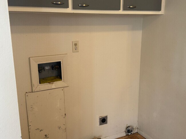 Foto del edificio - 2 Bedroom 1 Bathroom Townhouse in North Valley!  Refrigerated air! Ground Floor!