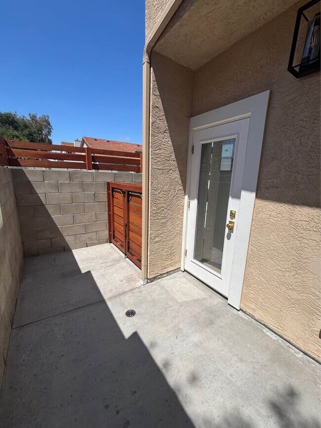 Building Photo - 1 bedroom 1.5 baths Home For Rent in Chula...