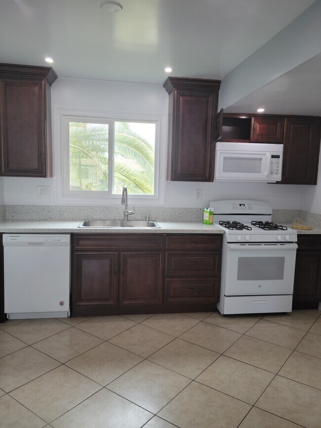 Foto del edificio - 14523 Tupper St