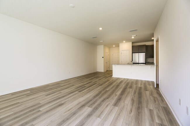 Building Photo - Spacious Townhome Now Available! 3 Bed/2.5 Bath, Lawncare Included, Garage, Near Treaty Part!