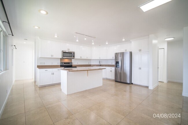 Foto del edificio - $3,400 / 3br - 3 BED 1.5 BATH DUPLEX IN KA...