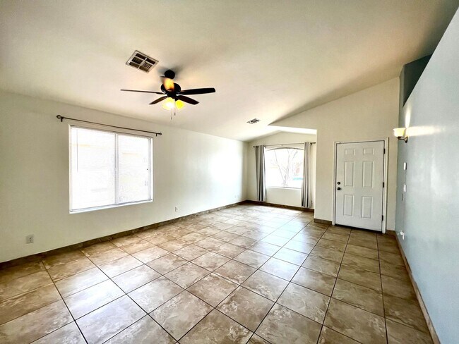 Building Photo - Beautiful 4 Bedroom Home in Rita Ranch