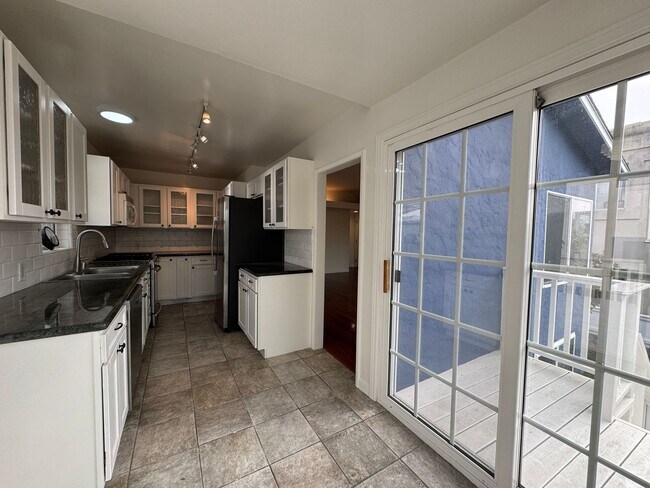 Foto del edificio - Stunning 2 Bedroom and 2 Bathroom Back House Available Now!