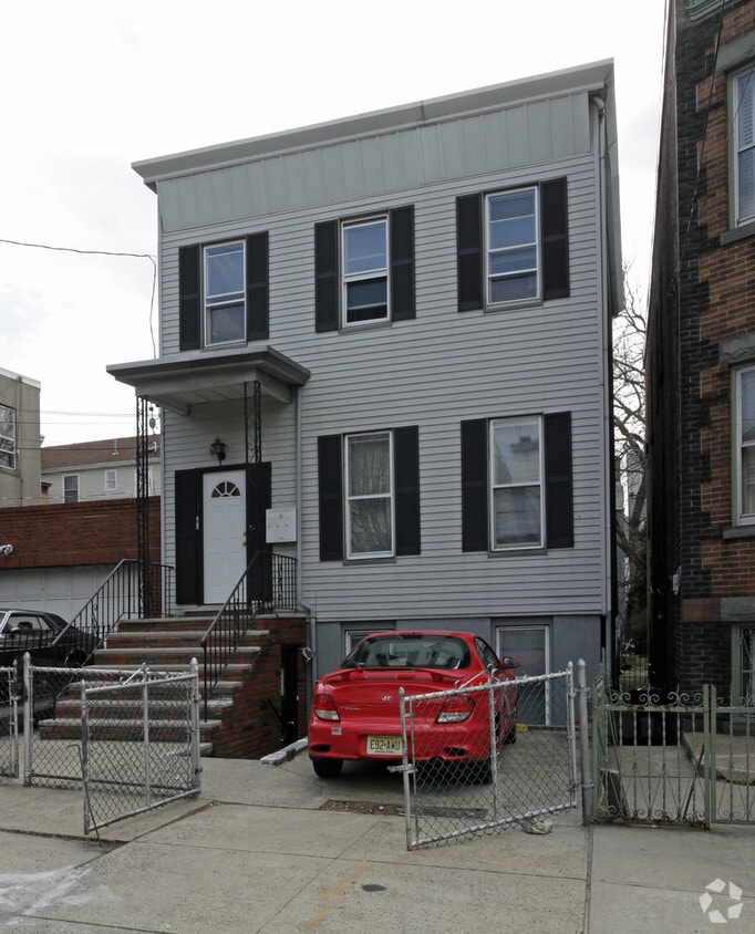 Primary Photo - 87 Poplar St