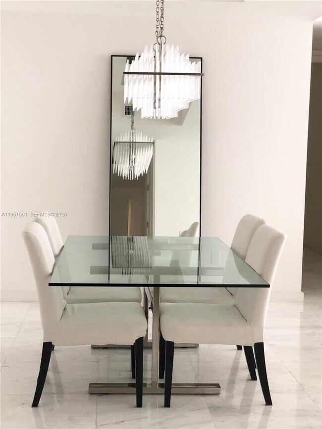 Foto del edificio - 15811 Collins Ave