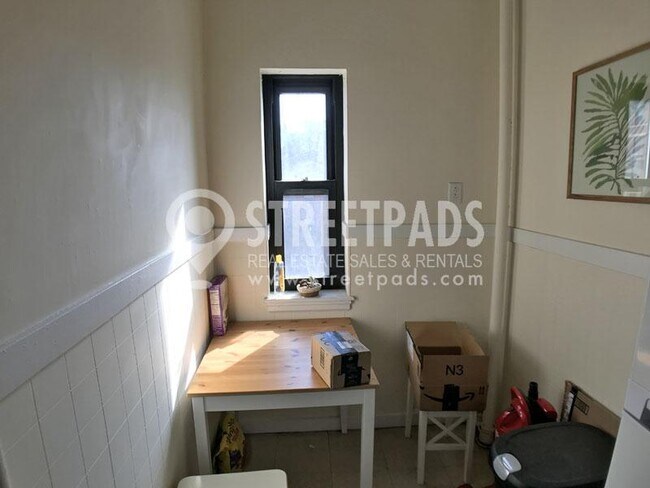 Building Photo - bedroom in Boston MA 02115