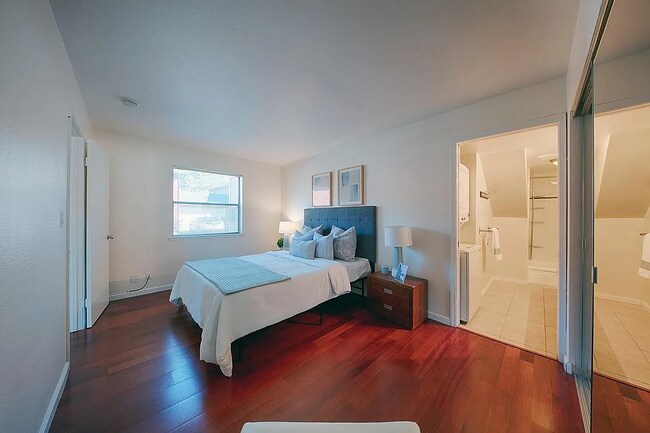 Foto del edificio - This home is similar to a townhouse, havin...