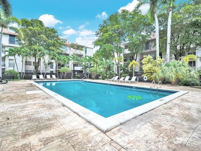 Foto del edificio - 6886 N Kendall Dr