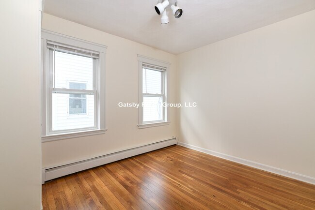 Building Photo - 305 Hurley St