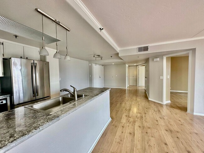 Foto del edificio - Stunning 2BD/2BA Condo in Downtown! With Parking and Washer/Dryer!