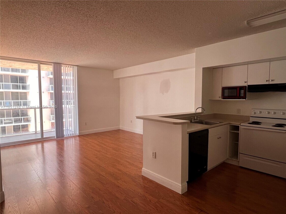 Foto principal - 5085 NW 7th St