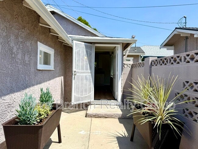 4125 1/2 S. Van Ness Ave - 4125 1/2 S. Van Ness Ave Apartment