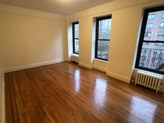 Primary Photo - 78 Manhattan Ave