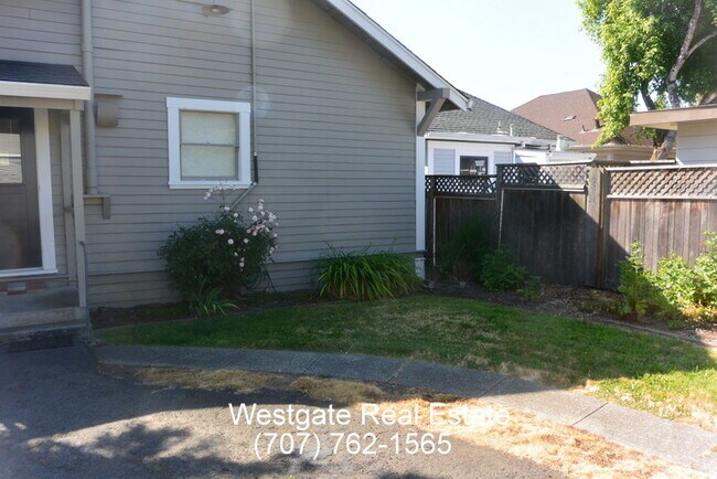 Building Photo - Darling 2/1 within Walking Distance of Dow...