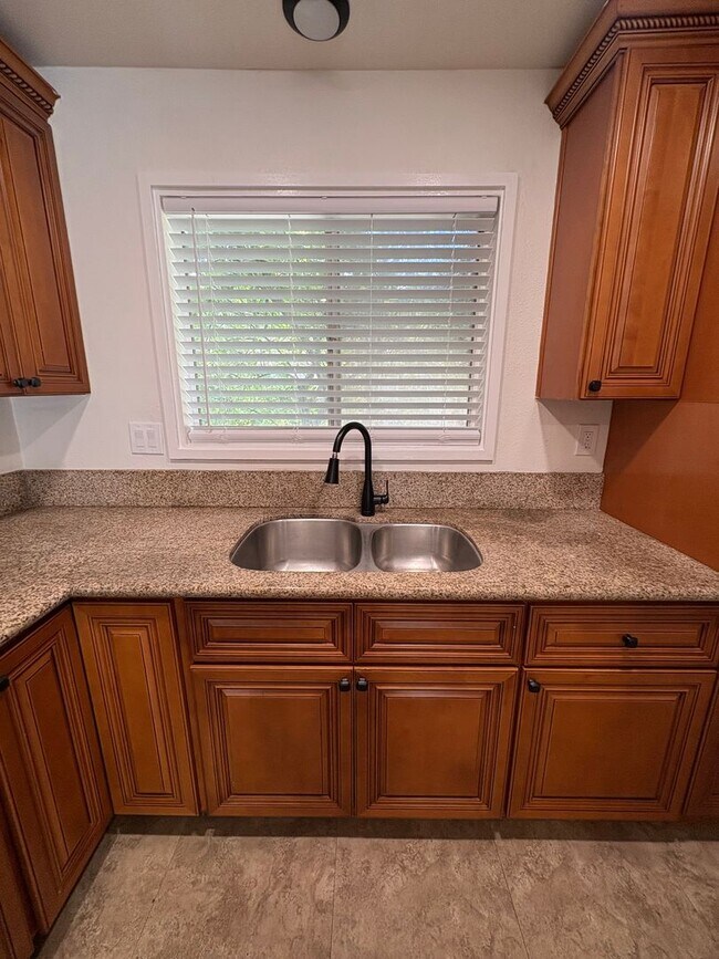 Building Photo - Beautiful 3 Bedroom Condo