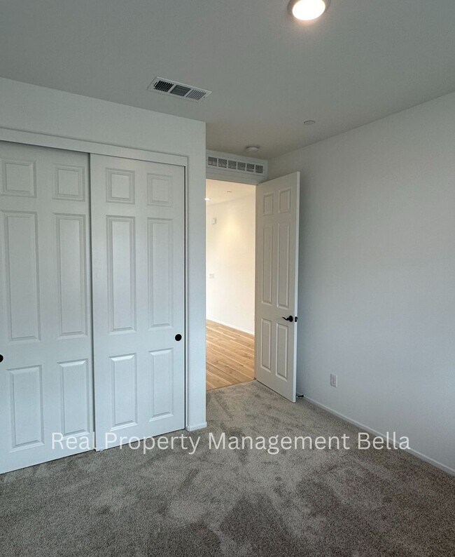 Building Photo - Modern Luxury Awaits: Discover Your Dream ...