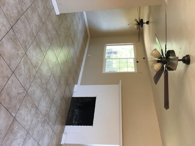 Foto del edificio - 807 E Shields Ave