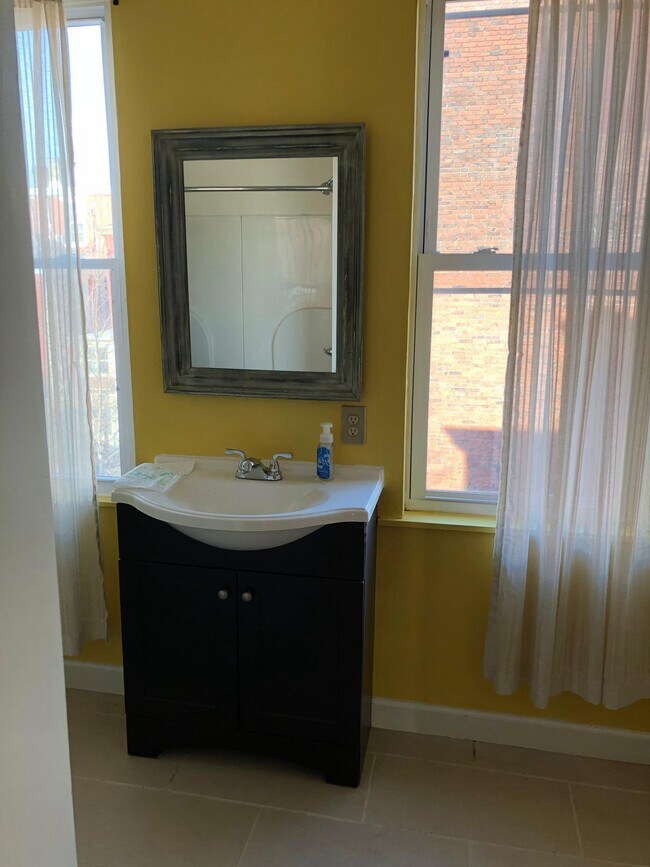 Foto del edificio - 185 1/2 Home St