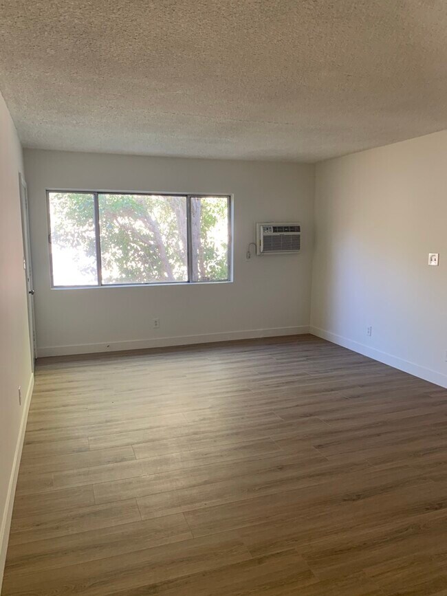 Building Photo - 5539 Whitsett Ave