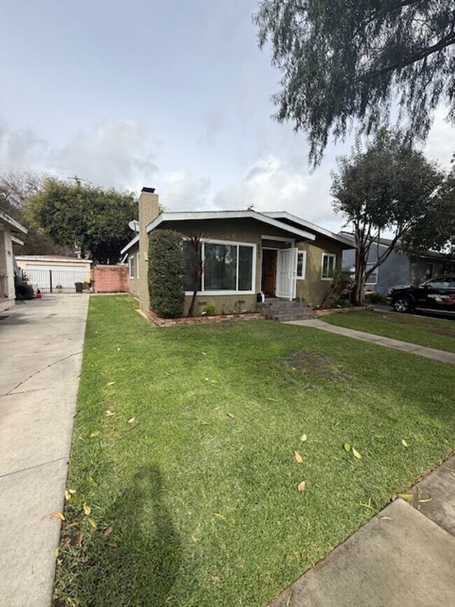 Building Photo - WELCOME TO THIS BEAUTIFULLY PARTIALLY REMODELED 3 BEDROOM, 2 BATHROOM HOME