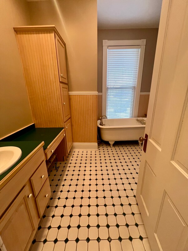 Building Photo - 1112 E Walnut St