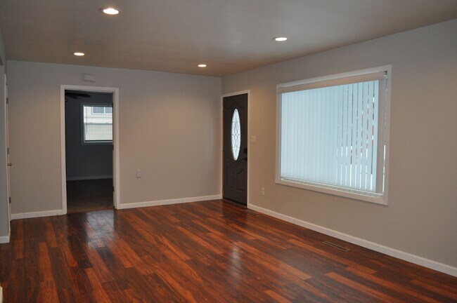 Building Photo - Goregeous 4 Bed 2.5 Bath Home in East Grand Forks! Move in Ready!