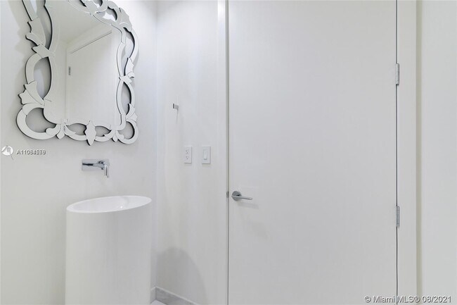 Foto del edificio - 10201 Collins Ave