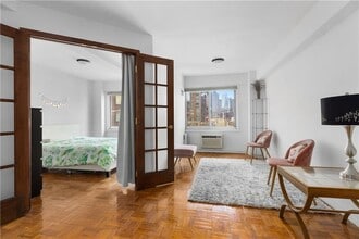 Building Photo - 240 E 55th St