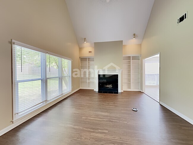Foto del edificio - 6857 Briarfield Ln