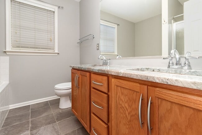 Building Photo - Remodeled 3-Bed in Lake Land’Or – Pond Vie...