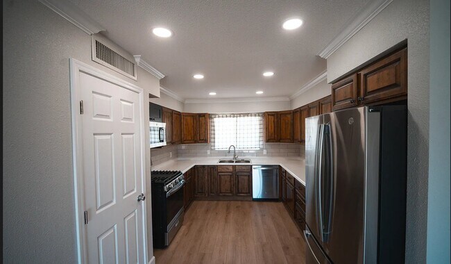 Foto del edificio - 3140 W 8th St