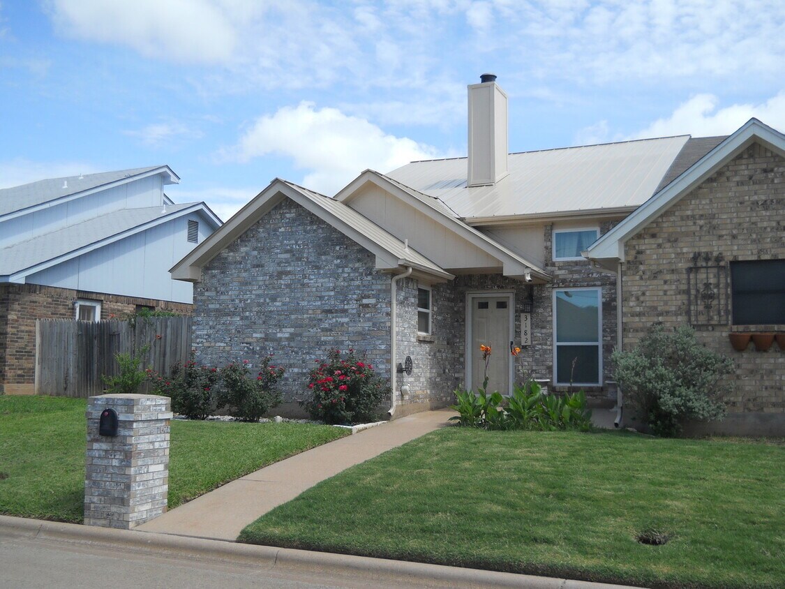 Primary Photo - 3182 Chimney Cir