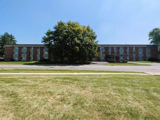 Building Photo - Close to Campus and McGalliard Road!