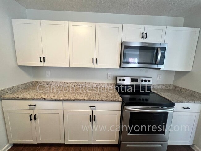 Building Photo - Beautiful 3b Room!Move in ready!