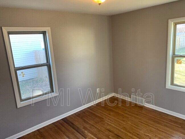 Building Photo - 927 N Derby Ave