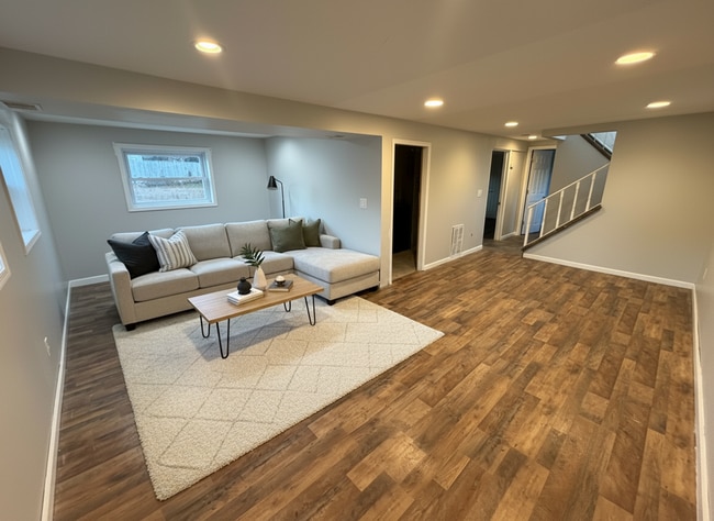 Foto del edificio - Spacious 5-Bedroom Bi-Level on a Quiet Cul-de-Sac!