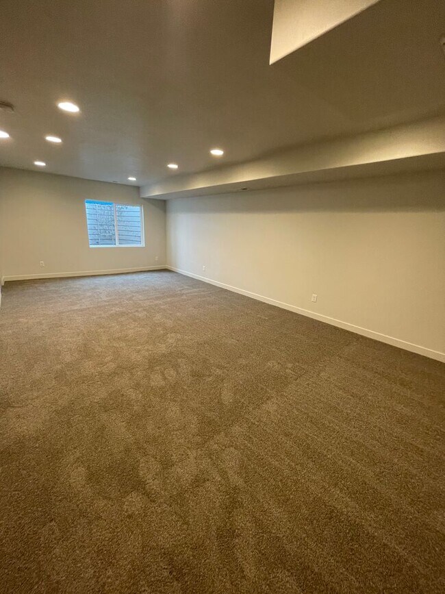 Building Photo - Modern home!