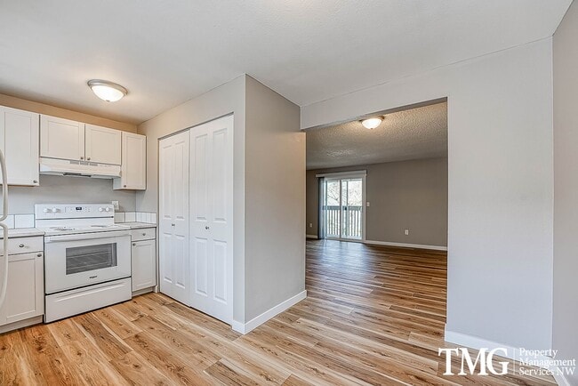 2 BD Unit with Covered Deck - 2 BD Unit with Covered Deck Apartment