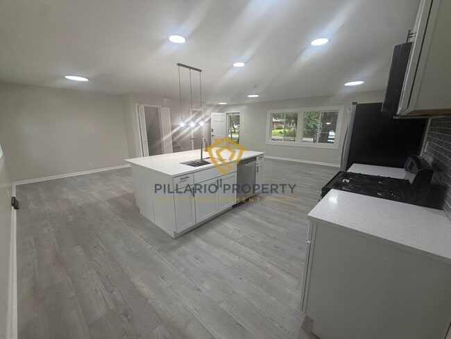 Building Photo - 2706 Lakewood Dr N