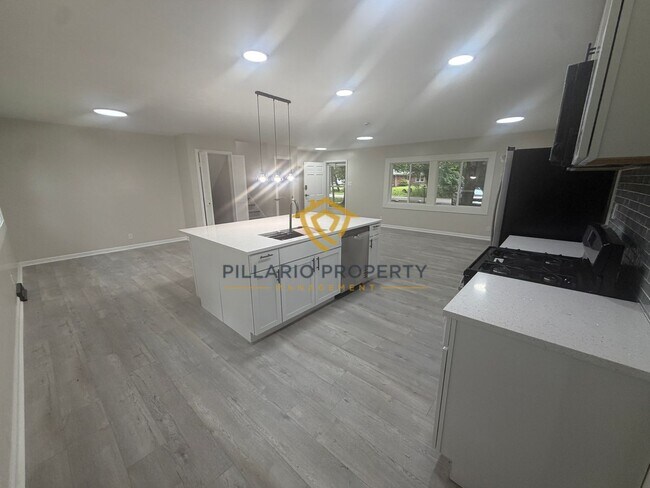 Foto del edificio - 2706 Lakewood Dr N