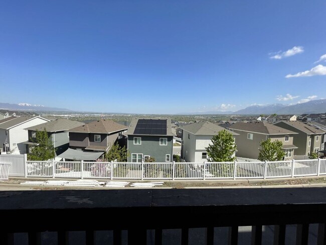 Foto del edificio - Amazing Townhome with Spectacular Views for Rent in Draper!
