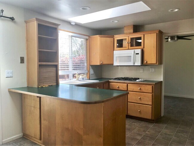 Foto del edificio - Beautiful 5 bed/3 bath with garage & amazi...