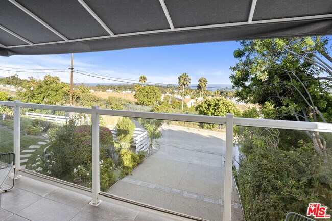 Foto del edificio - 6363 Zumirez Dr