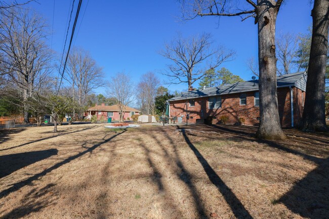 Building Photo - Welcome Home to Pinedale Farms in Westend!