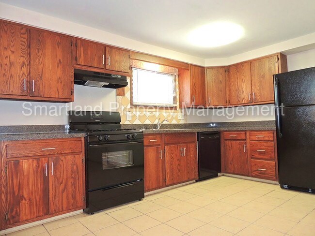 Building Photo - 305 E 194th St