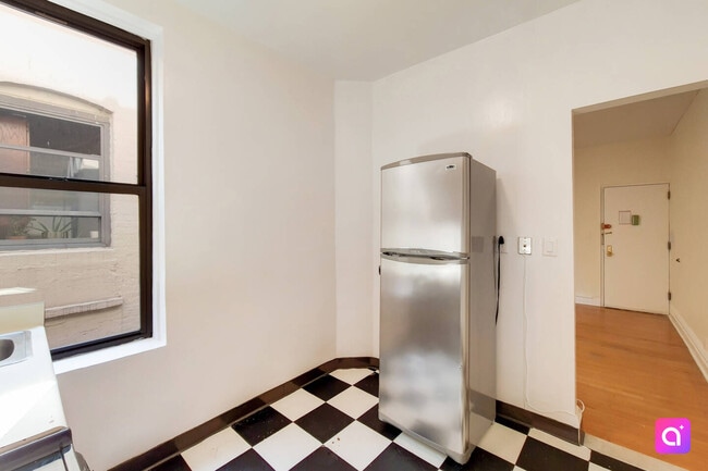 Building Photo - 211 W 80th St