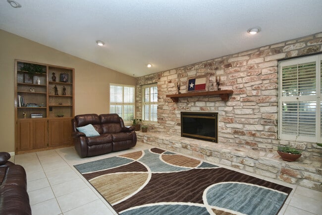 Building Photo - 40101 Heritage Hollow Rd