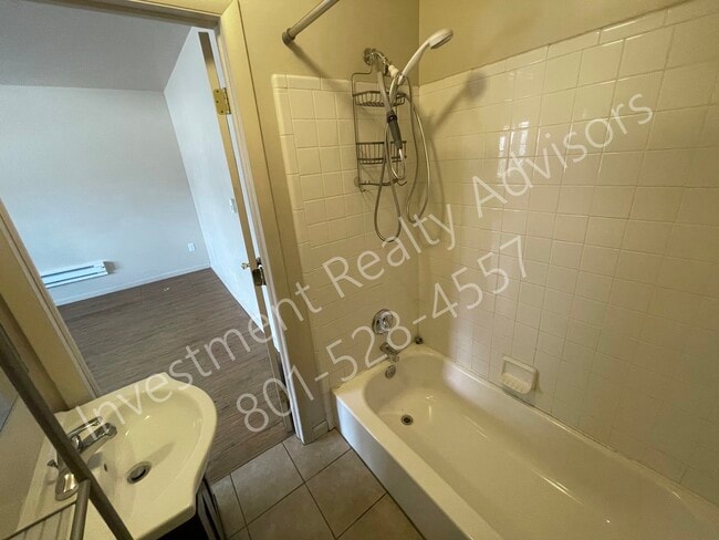 Building Photo - 585 N Main St